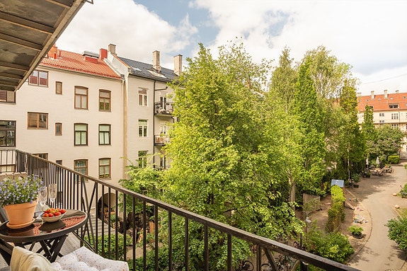 Fra brannbalkongen har man utsyn til en nydelig, frodig, barnevennlig bakgård