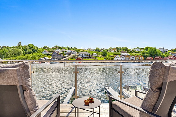 Nyt panoramautsikt over sjøen fra kaien, perfekt for avslappende og sosiale sammenkomster