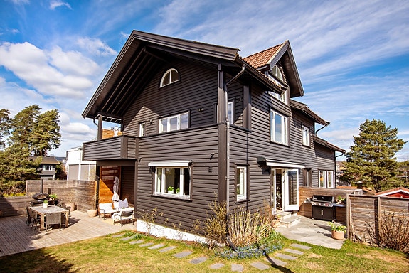 Velkommen! Gimleveien 23 B er en romslig og barnevennlig bolig fordelt på fire etasjer, og har en praktisk dobbelgarasje integrert i bygget.