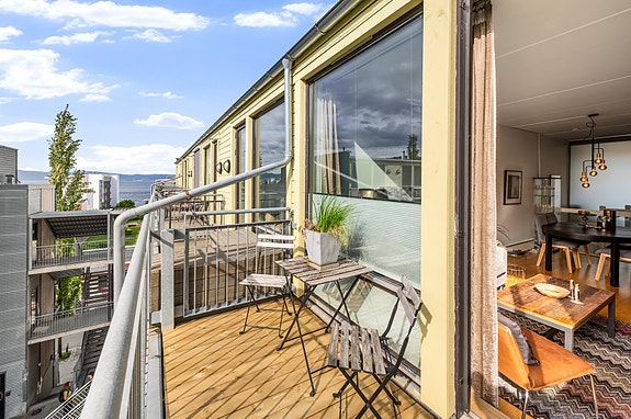 Per Hårstad v/EiendomsMegler 1 har gleden av å presentere denne innbydende 3-roms selveieren som går over to plan!