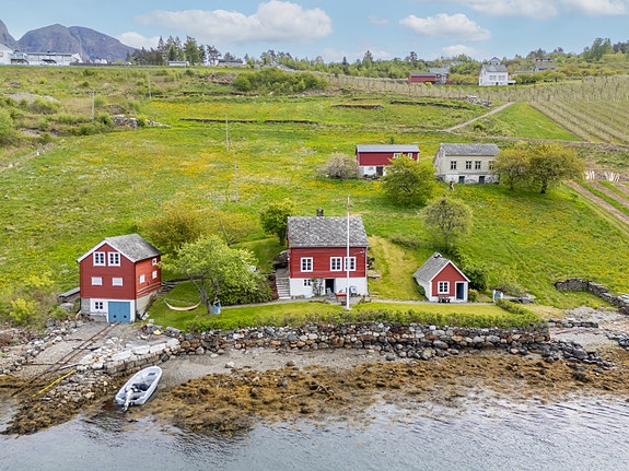 Praktfull beliggenhet ved Sørfjorden, mellom Kinsarvik og Lofthus. Eiendommen inneholder enebolig, naust og eldhus.