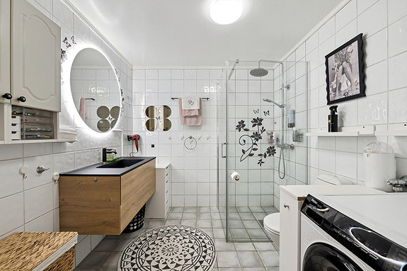 Stort bad med opplegg for vaskemaskin.