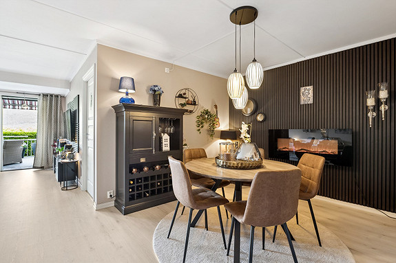 Stuen holder god standard i lyse farger med egen separat spisestue.