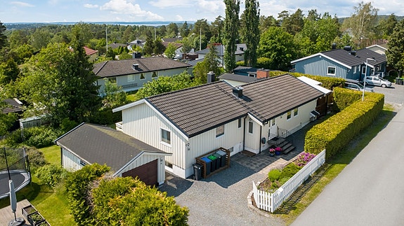 Eiendomsmegler1 Vestby/Son v/ Erik Nickelsen har den glede av å presentere Rogneveien 10 på Deør Skog i Son.