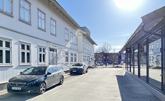 Tærudgata 5 ligger 200 meter unna Togstasjonen og Nova Spektrum. Her får du 4 hjørnekontorer, 2 møterom, kjøkken og lager.
