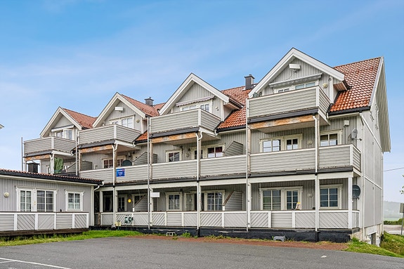 Velkommen til Ramnesveien og denne lettstelte leiligheten i 2 etg. med stor solrik terrasse.