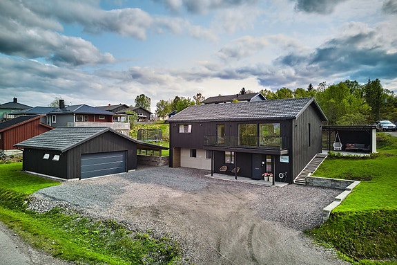 Velkommen til Nattmålsveien 2 - meget tiltalende og betydelig påkostet enebolig.