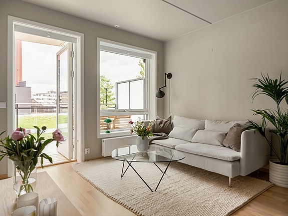 Vi har gleden av å ønske velkommen til denne flotte leiligheten i Lørenvangen 21B!