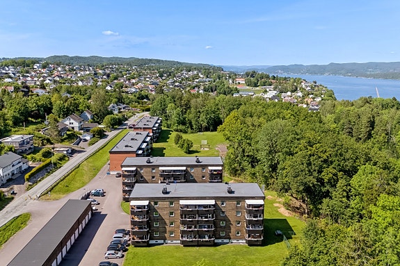 Barlindveien 9b, blokken helt foran på bildet. Leiligheten ligger midt på i 3. etg.