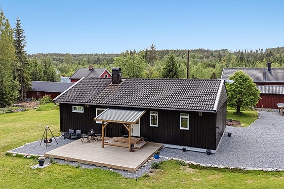 Svært romslig tomt som gir godt med tumleplass til liten og stor.