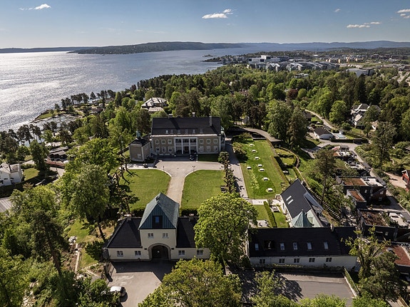 Velkommen denne herskapelige eiendommen på Lagåsen - en del av den opprinnelige bebyggelsen på Fornebulandet.