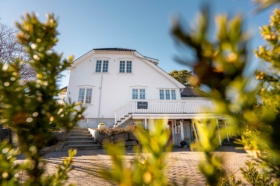 Gårdsplassen har belegningsstein