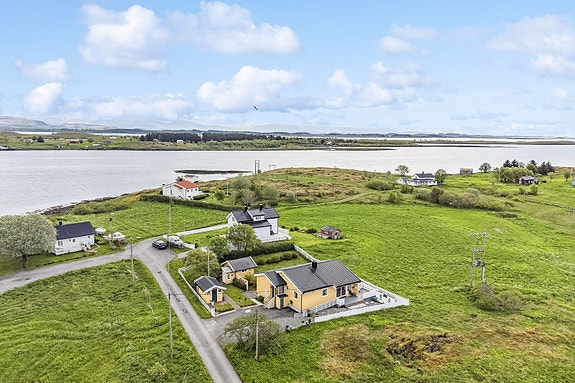 Praktisk enebolig med alt på ett plan. Man møter en ryddig og velstelt eiendom med en fin plassering av byggene i forhold til hverandre.