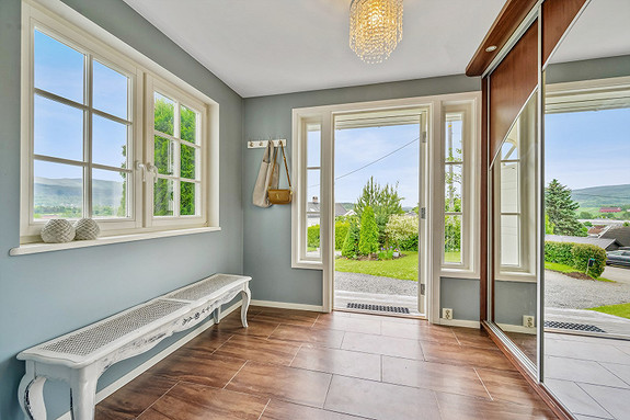 Gang/entré med skyvedørsgarderobe og gulvvarme.