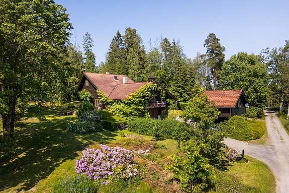 Velkommen til Lekumveien 138!
En unik og flott eiendom beliggende 10 minutter fra Askim og Mysen sentrum
