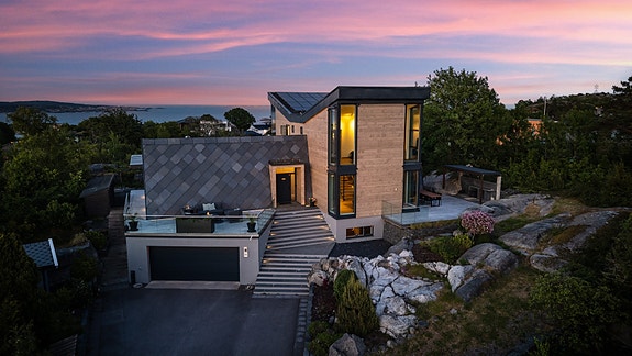 Moderne arkitekttegnet enebolig med fantastisk beliggenhet, panoramautsikt og optimale solforhold.