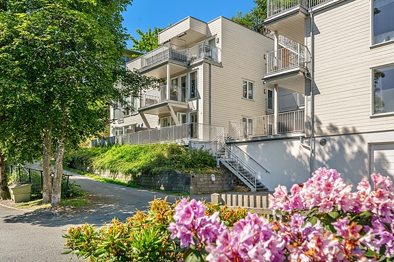 PrivatMegleren v/ Morten Bjørgum har gleden av å presentere denne lyse og pene hjørneleiligheten fra 2008, med stor terrasse og p-plass!