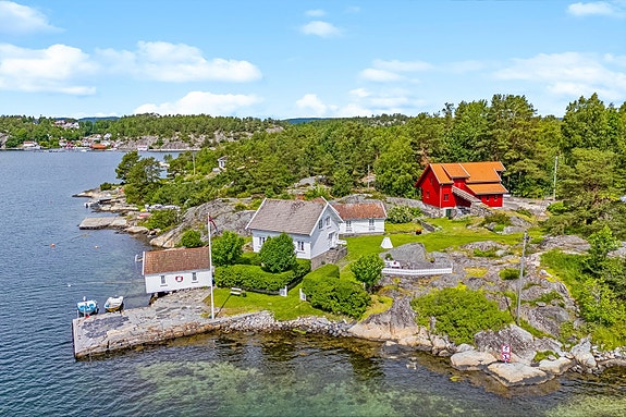Velkommen til Sømmingveien 51 på Ågerøya. Praktfullt landsted med havutsikt og fantastisk beliggenhet.