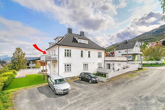 Velholdt og oppgradert andelsleilighet med attraktiv beliggenhet. Velkommen til Selsbanes gate 43!