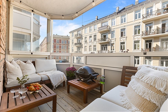 Velkommen til Bjerregaards gate 19 - Her får du en lys, stilren og moderne andelsleilighet beliggende i byggets 2. etasje, betydelig påkostet i 2021!