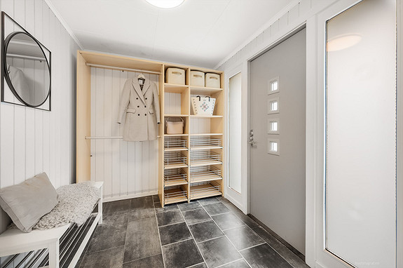 Trivelig og stor gang/hall ønsker deg velkommen