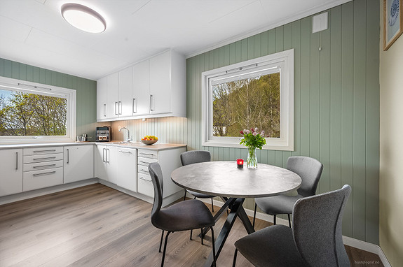 Hyggelig og pent kjøkken med plass til spisebord