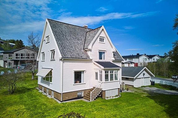 Stor, eldre villa beliggende sentrumsnært med ei flott opparbeidet tomt.