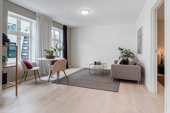 Velkommen til Haraldsgata 143 - En arealeffektiv og delikat 3-roms leilighet beliggende midt i den hyggelige gågata i sentrum!