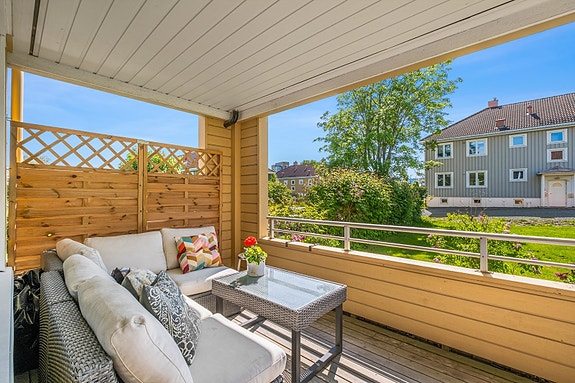 Velkommen til Gina Krogs veg 7 - En tiltalende 3-roms hjørneleilighet i firemannsbolig med attraktiv beliggenhet på Persaunet. Leiligheten har blant annet vedfyring, mulighet for parkeringsplass og en romslig terrasse med tilgang til felles hage.