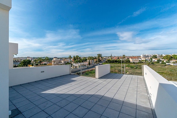 Eksklusiv villa med 4 soverom, eget basseng og takterrasse i populære La Zenia