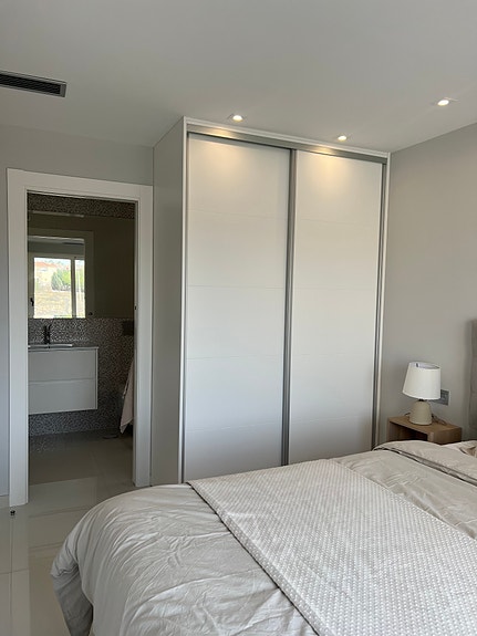 Eksklusiv villa med 4 soverom, eget basseng og takterrasse i populære La Zenia