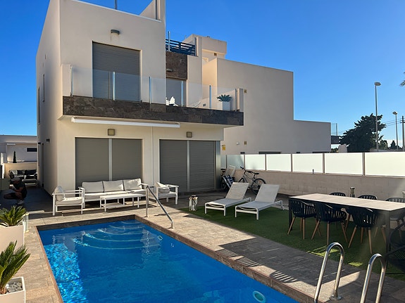 Eksklusiv villa med 4 soverom, eget basseng og takterrasse i populære La Zenia