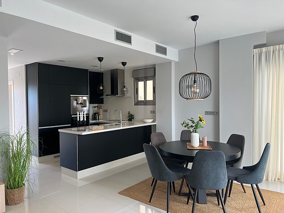 Eksklusiv villa med 4 soverom, eget basseng og takterrasse i populære La Zenia