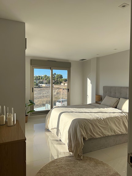 Eksklusiv villa med 4 soverom, eget basseng og takterrasse i populære La Zenia