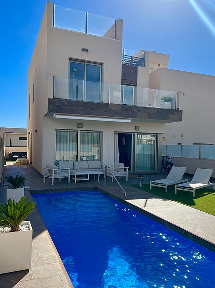 Eksklusiv villa med 4 soverom, eget basseng og takterrasse i populære La Zenia