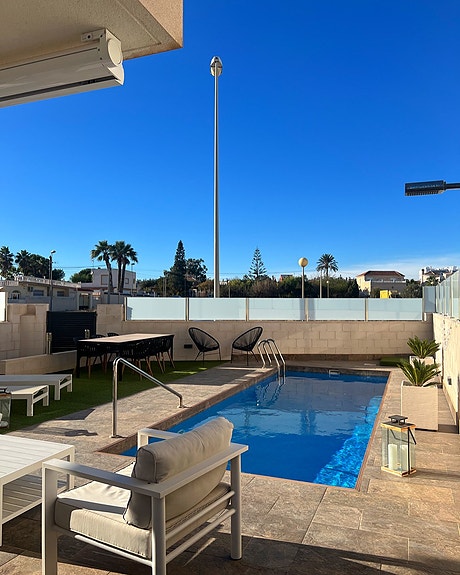 Eksklusiv villa med 4 soverom, eget basseng og takterrasse i populære La Zenia