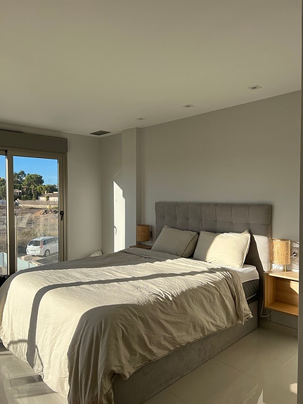 Eksklusiv villa med 4 soverom, eget basseng og takterrasse i populære La Zenia