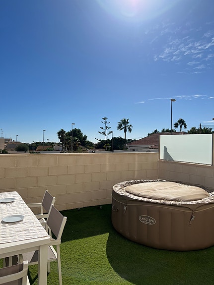 Eksklusiv villa med 4 soverom, eget basseng og takterrasse i populære La Zenia