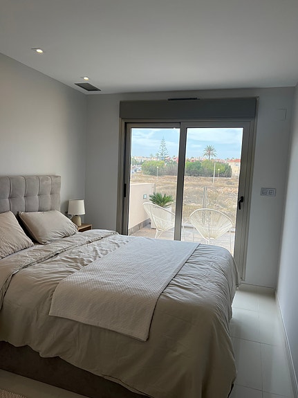 Eksklusiv villa med 4 soverom, eget basseng og takterrasse i populære La Zenia