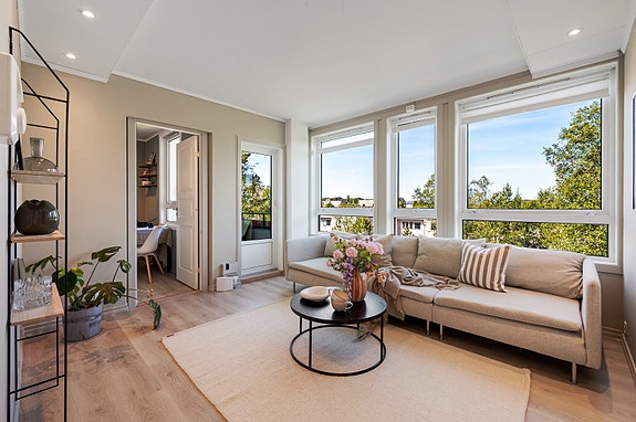 Velkommen til Ortuflaten 14! En lys og trivelig 2-roms med overbygget vestvendt altan med gode solforhold. Få minutters gange fra Oasen og bybanestopp.