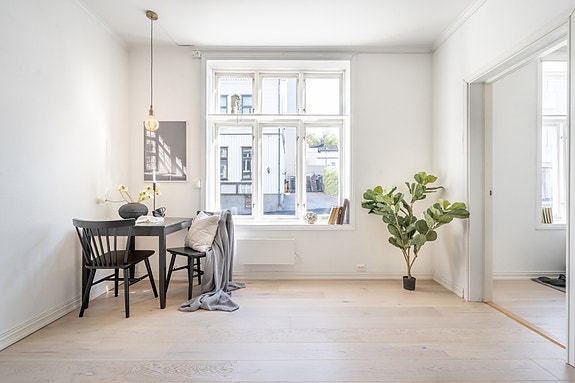 Dette er Brochs gate 16 - en lys 2-roms leilighet midt i sentrum. Bildene i annonsen er hentet fra forrige salg