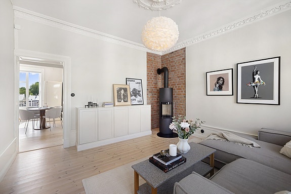 - En klassisk leilighet med sjarmerende detaljer (peis, tregulv, god takhøyde, store vinduer, flott stukkatur og rosett) samt en meget attraktiv og populær beliggenhet -