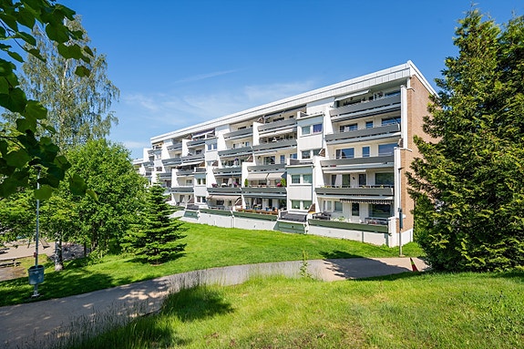 Aktiv Eiendomsmegling ved Solveig Granlund ønsker velkommen til Blystadringen 12B! En innholdsrik og familievennlig 4-roms andelsleilighet med godt kollektivtilbud og marka rett utenfor døra.