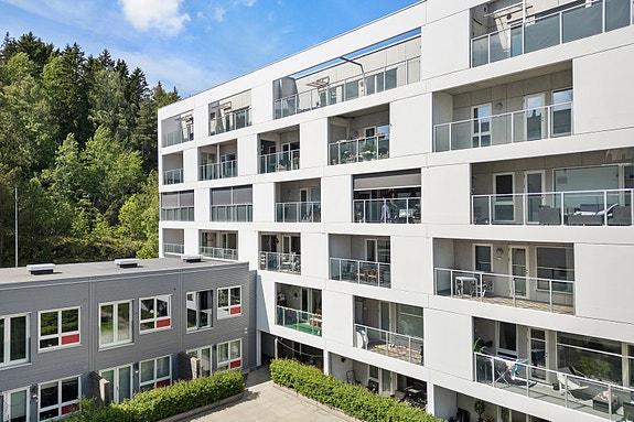4-roms hjørneleilighet med stor balkong, to garasjeplasser og heistilgang.