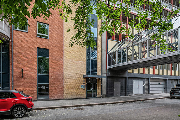 Kjøpesenteret Torget Vest ligger vegg i vegg med eiendommen.
