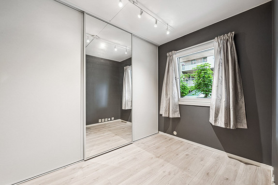 Soverom 2 - Romslig soverom med stor skyvedørs garderobe.