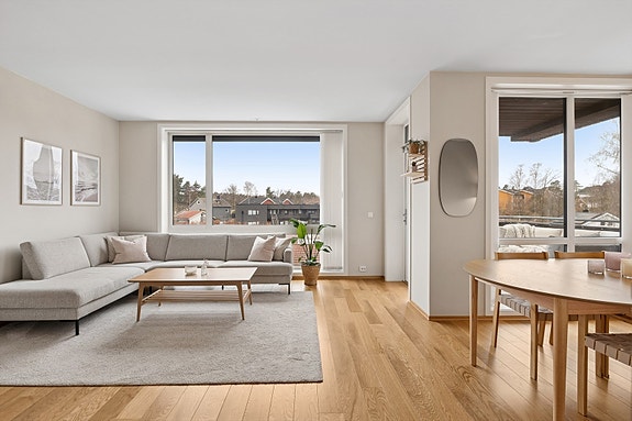 Velkommen til en lys og lekker 4-roms leilighet med flott standard på Vige!