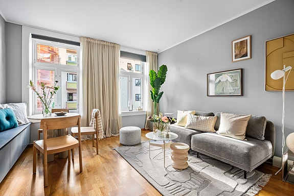 PrivatMelgeren ved Amalie Nyhus har gleden av å presentere Lofotgata 4C - en innbydende 3-roms leilighet i en klassisk bygård like ved Alexander Kiellands plass.