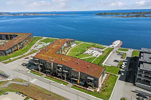 Leiligheten ligger ved vannkanten på Jarlsø som har blitt ett meget populært boligstrøk - med flott arkitektur - og med masse sol, sjø og flotte uteområder rundt seg