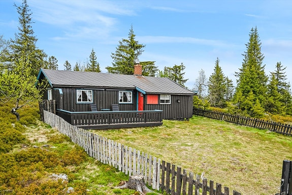 Trivelig hytte på eiet tomt på en liten høyde langs Rypestien, sentralt på hyggelige Ljøsheim i Ringsakerfjellet!